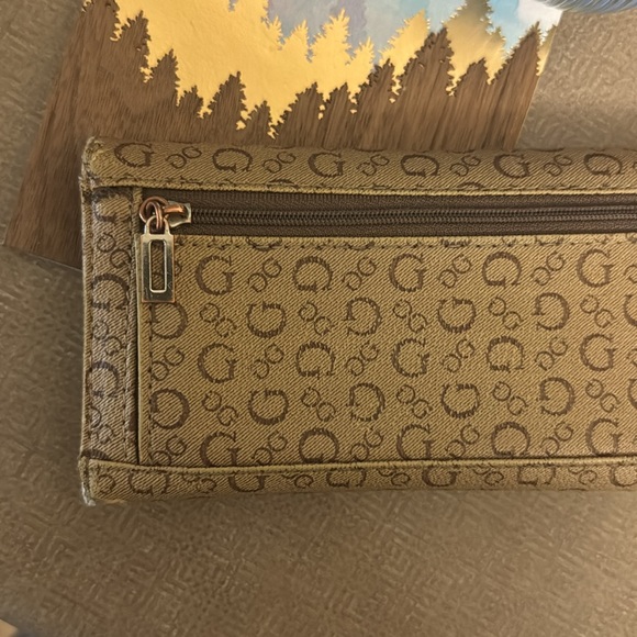 GUESS Los Angeles multi-tone, trifold, brown wallet. Many card slots, ID window. - Picture 9 of 16